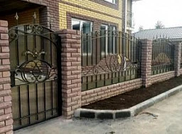 Кованый забор из поликарбоната с калиткой